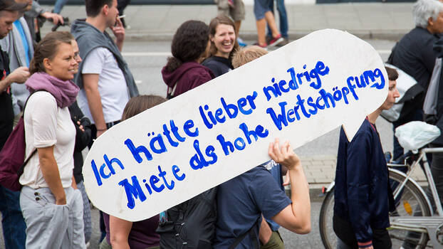 Demonstrant*innen mit Schild "Ich hätte lieber eine niedrige Miete als hohe Wertschöpfung"