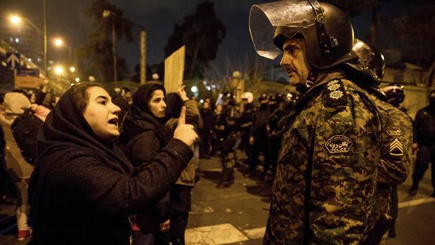 Proteste am Eingang der Amri-Kabir-Universität in Teheran, 11.1.2020