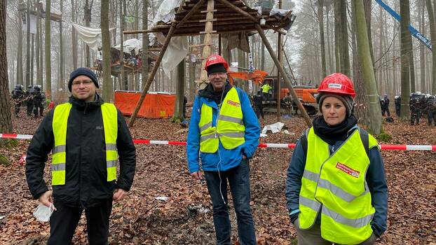 Besuch im Danni: Lorenz Gösta Beutin, Torsten Felstehausen und Janine Wissler