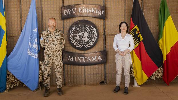 Bundesaussenministerin Annalena Baerbock wird begruesst von Oberst i.G. Peter Kuepper, Kontingentfuehrer des deutschen Einsatzkontingents MINUSMA, in Gao, 12.04.2022.