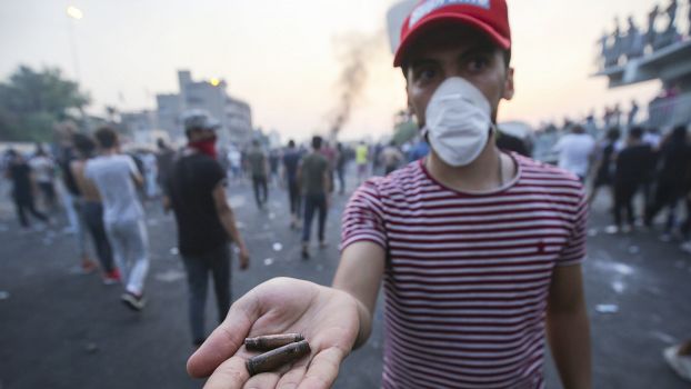 2. Oktober 2019, Tayaran-Platz in Bagdad: Ein irakischer Demonstrant zeigt aufgesammelte Patronenhülsen. 