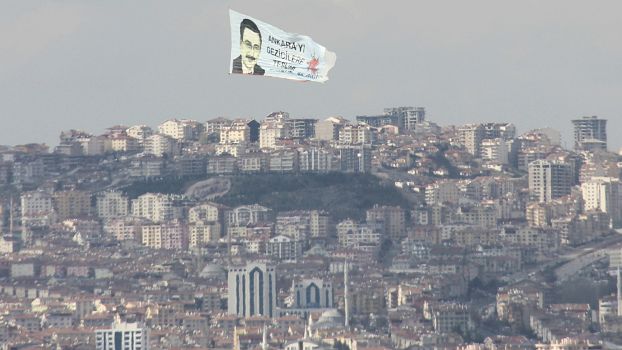 Wahlbanner der AKP über Ankara mit dem Konterfei des Bürgermeisterkandidaten Melih Gökçek.